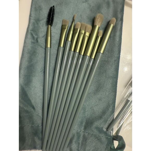 30 Pieces Green Makeup Kit Foundation Eyeshadow Large Brushes Set - Picture 2 of 5